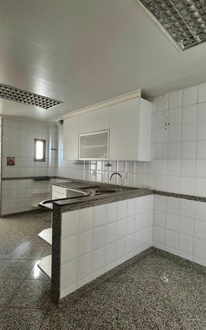 Apartamento à venda com 247m², 4 quartos e 3 vagas Apartamento à venda com 247m², 4 quartos e 3 vagasCozinha e Área de Serviço