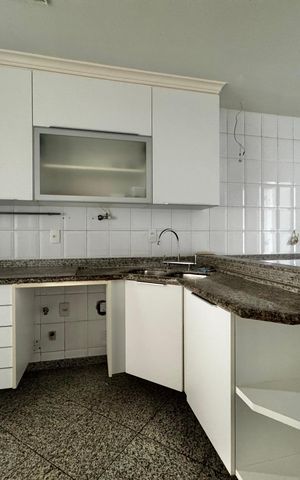 Apartamento à venda com 247m², 4 quartos e 3 vagas Apartamento à venda com 247m², 4 quartos e 3 vagasCozinha e Área de Serviço