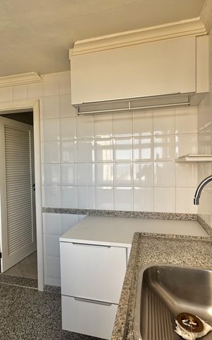 Apartamento à venda com 247m², 4 quartos e 3 vagas Apartamento à venda com 247m², 4 quartos e 3 vagasCozinha e Área de Serviço