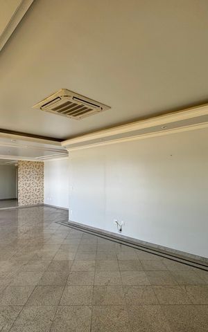 Apartamento à venda com 247m², 4 quartos e 3 vagas Apartamento à venda com 247m², 4 quartos e 3 vagasSala