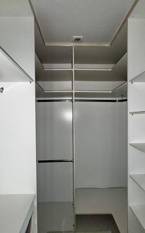Apartamento à venda com 247m², 4 quartos e 3 vagas Apartamento à venda com 247m², 4 quartos e 3 vagasSuíte 1 - Closet