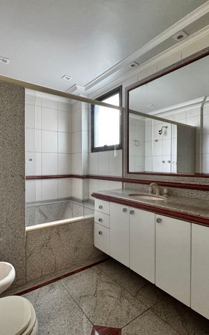 Apartamento à venda com 247m², 4 quartos e 3 vagas Apartamento à venda com 247m², 4 quartos e 3 vagasSuíte 1 - Banheiro
