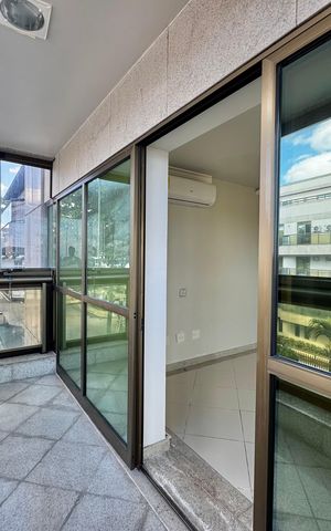 Apartamento à venda com 247m², 4 quartos e 3 vagas Apartamento à venda com 247m², 4 quartos e 3 vagasSuíte 1 - Varanda