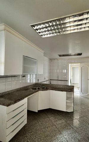 Apartamento à venda com 247m², 4 quartos e 3 vagas Apartamento à venda com 247m², 4 quartos e 3 vagasCozinha e Área de Serviço