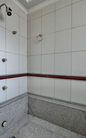 Apartamento à venda com 247m², 4 quartos e 3 vagas Apartamento à venda com 247m², 4 quartos e 3 vagasSuíte 1 - Banheiro