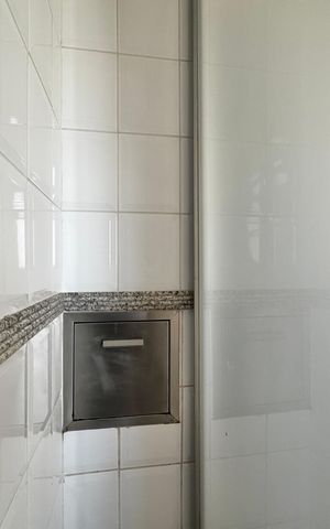 Apartamento à venda com 247m², 4 quartos e 3 vagas Apartamento à venda com 247m², 4 quartos e 3 vagasCozinha e Área de Serviço