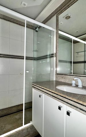 Apartamento à venda com 247m², 4 quartos e 3 vagas Apartamento à venda com 247m², 4 quartos e 3 vagasBanheiro Social