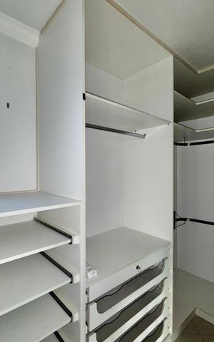 Apartamento à venda com 247m², 4 quartos e 3 vagas Apartamento à venda com 247m², 4 quartos e 3 vagasSuíte 1 - Closet