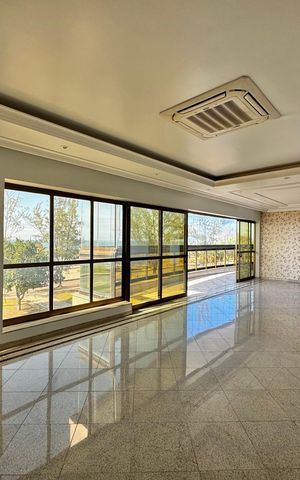 Apartamento à venda com 247m², 4 quartos e 3 vagas Apartamento à venda com 247m², 4 quartos e 3 vagasSala