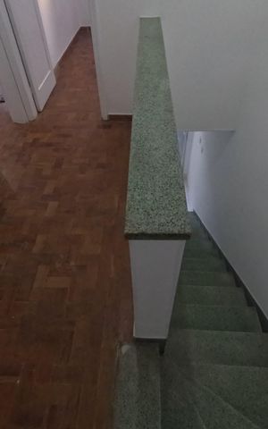 Casa para alugar com 120m², 4 quartos e 2 vagas Casa para alugar com 120m², 4 quartos e 2 vagasEscada