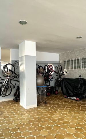 Apartamento à venda com 170m², 4 quartos e 4 vagas Apartamento à venda com 170m², 4 quartos e 4 vagasÁrea comum - Playground