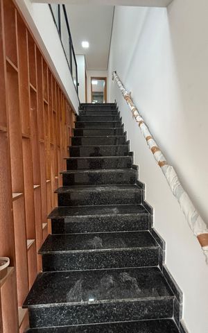Casa à venda com 142m², 3 quartos e 4 vagas Casa à venda com 142m², 3 quartos e 4 vagasEscada