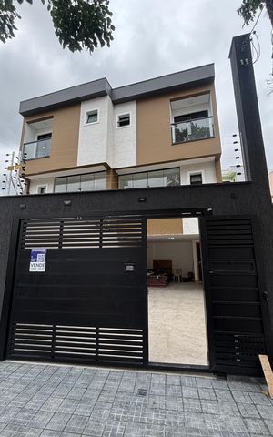 Casa à venda com 142m², 3 quartos e 4 vagas Casa à venda com 142m², 3 quartos e 4 vagasFachada