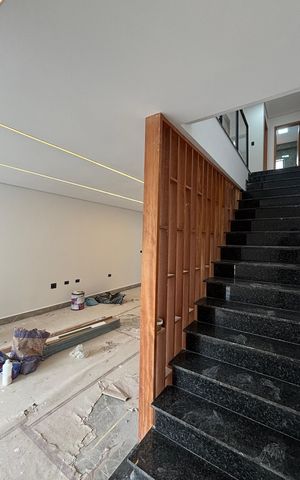 Casa à venda com 142m², 3 quartos e 4 vagas Casa à venda com 142m², 3 quartos e 4 vagasEscada