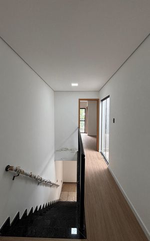 Casa à venda com 142m², 3 quartos e 4 vagas Casa à venda com 142m², 3 quartos e 4 vagasCorredor