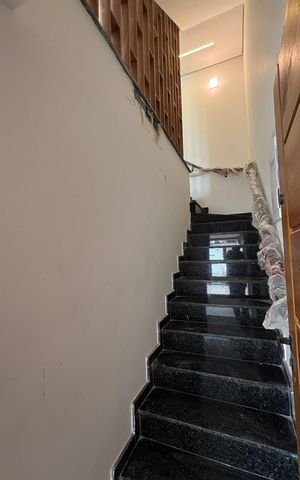 Casa à venda com 142m², 3 quartos e 4 vagas Casa à venda com 142m², 3 quartos e 4 vagasEscada