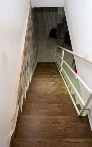 Casa à venda com 252m², 3 quartos e 2 vagasEscada