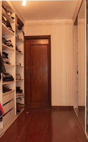 Casa à venda com 300m², 3 quartos e 2 vagasSuíte - Closet