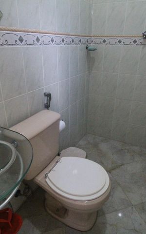 Casa de condomínio à venda com 242m², 4 quartos e 1 vagaBanheiro da suíte 2