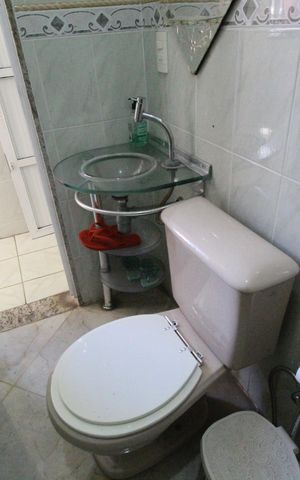 Casa de condomínio à venda com 242m², 4 quartos e 1 vagaBanheiro da suíte 2