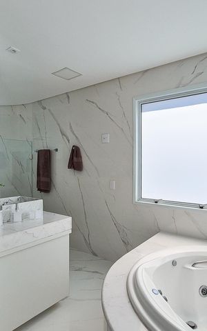 Casa de condomínio à venda com 464m², 4 quartos e 6 vagasBanheiro da Suíte 4