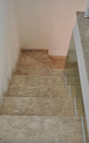 Casa para alugar com 109m², 3 quartos e 2 vagasEscada