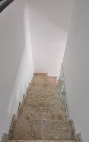 Casa para alugar com 109m², 3 quartos e 2 vagasEscada