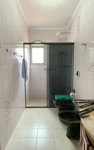 Casa à venda com 350m², 4 quartos e 4 vagas Casa à venda com 350m², 4 quartos e 4 vagasBanheiro 1