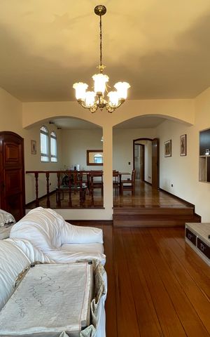 Casa à venda com 350m², 4 quartos e 4 vagas Casa à venda com 350m², 4 quartos e 4 vagasSala