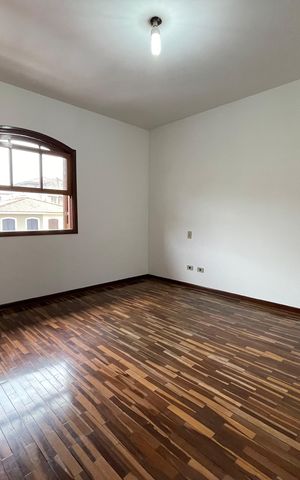 Casa à venda com 350m², 4 quartos e 4 vagas Casa à venda com 350m², 4 quartos e 4 vagasQuarto 1