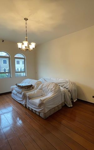 Casa à venda com 350m², 4 quartos e 4 vagas Casa à venda com 350m², 4 quartos e 4 vagasSala