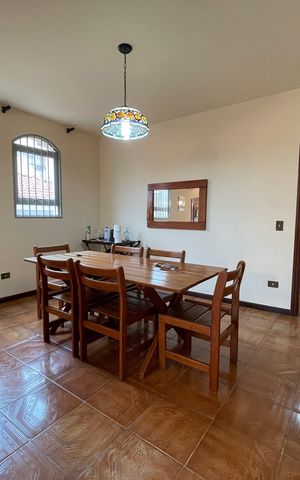 Casa à venda com 350m², 4 quartos e 4 vagas Casa à venda com 350m², 4 quartos e 4 vagasSala