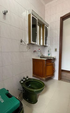 Casa à venda com 350m², 4 quartos e 4 vagas Casa à venda com 350m², 4 quartos e 4 vagasBanheiro 1
