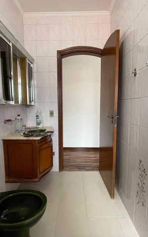 Casa à venda com 350m², 4 quartos e 4 vagas Casa à venda com 350m², 4 quartos e 4 vagasBanheiro 1