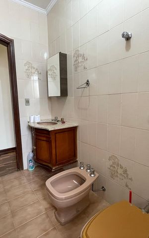 Casa à venda com 350m², 4 quartos e 4 vagas Casa à venda com 350m², 4 quartos e 4 vagasBanheiro 2