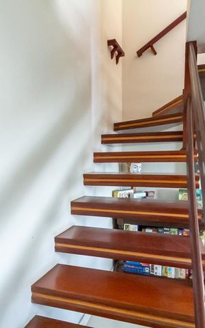 Apartamento à venda com 186m², 3 quartos e 4 vagas Apartamento à venda com 186m², 3 quartos e 4 vagasEscada