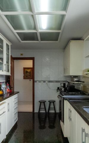 Apartamento à venda com 186m², 3 quartos e 4 vagas Apartamento à venda com 186m², 3 quartos e 4 vagasCozinha