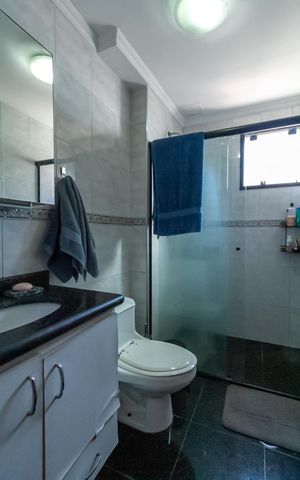 Apartamento à venda com 186m², 3 quartos e 4 vagas Apartamento à venda com 186m², 3 quartos e 4 vagasBanheiro da Suíte 1