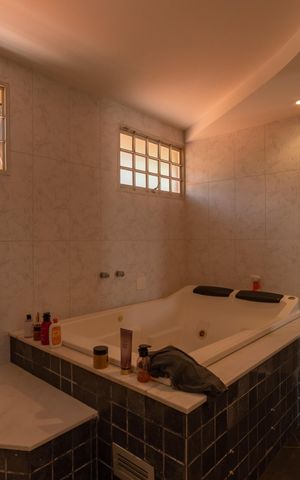 Casa à venda com 304m², 4 quartos e 4 vagas Casa à venda com 304m², 4 quartos e 4 vagasBanheiro Suíte 2