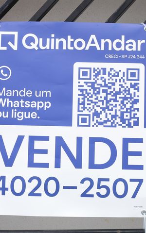 Apartamento à venda com 72m², 3 quartos e 2 vagasPlaca grande instalada na grade da fachada do condomínio - Código da placa: VGEF-696