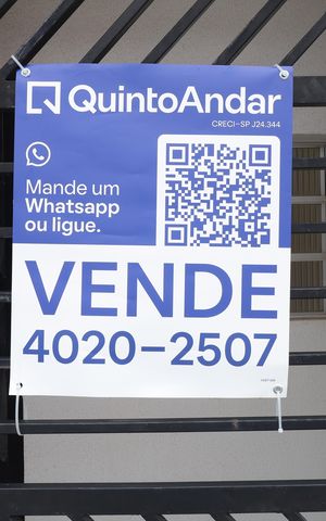 Apartamento à venda com 72m², 3 quartos e 2 vagasPlaca grande instalada na grade da fachada do condomínio - Código da placa: VGEF-696