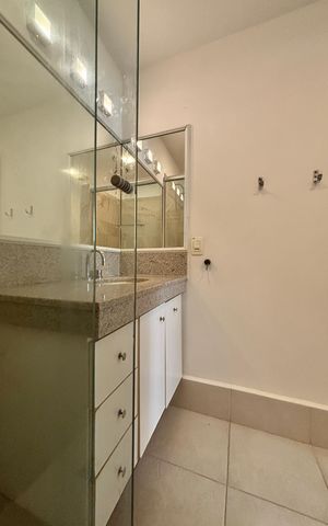 Apartamento à venda com 100m², 3 quartos e 2 vagas Apartamento à venda com 100m², 3 quartos e 2 vagasBanheiro social