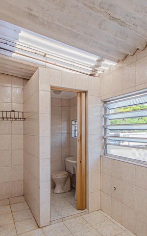Casa à venda com 400m², 2 quartos e 10 vagas Casa à venda com 400m², 2 quartos e 10 vagasÁrea de Serviço