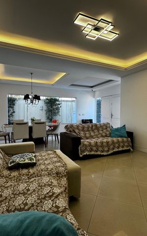 Casa de condomínio à venda com 290m², 6 quartos e 2 vagas Casa de condomínio à venda com 290m², 6 quartos e 2 vagasSala