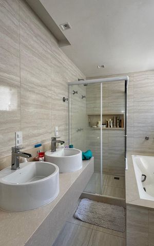 Casa de condomínio à venda com 290m², 6 quartos e 2 vagas Casa de condomínio à venda com 290m², 6 quartos e 2 vagasSuite 1 - Banheiro
