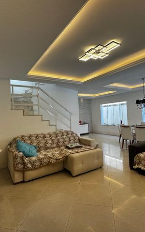 Casa de condomínio à venda com 290m², 6 quartos e 2 vagas Casa de condomínio à venda com 290m², 6 quartos e 2 vagasSala