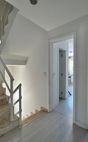 Casa de condomínio à venda com 290m², 6 quartos e 2 vagas Casa de condomínio à venda com 290m², 6 quartos e 2 vagasCorredor