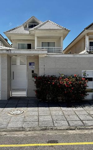 Casa de condomínio à venda com 290m², 6 quartos e 2 vagas Casa de condomínio à venda com 290m², 6 quartos e 2 vagasFachada