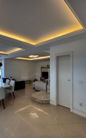 Casa de condomínio à venda com 290m², 6 quartos e 2 vagas Casa de condomínio à venda com 290m², 6 quartos e 2 vagasSala