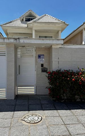 Casa de condomínio à venda com 290m², 6 quartos e 2 vagas Casa de condomínio à venda com 290m², 6 quartos e 2 vagasFachada